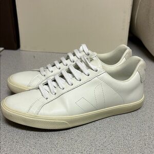 Veja unisex Sneakers size 7 (EUR 38)